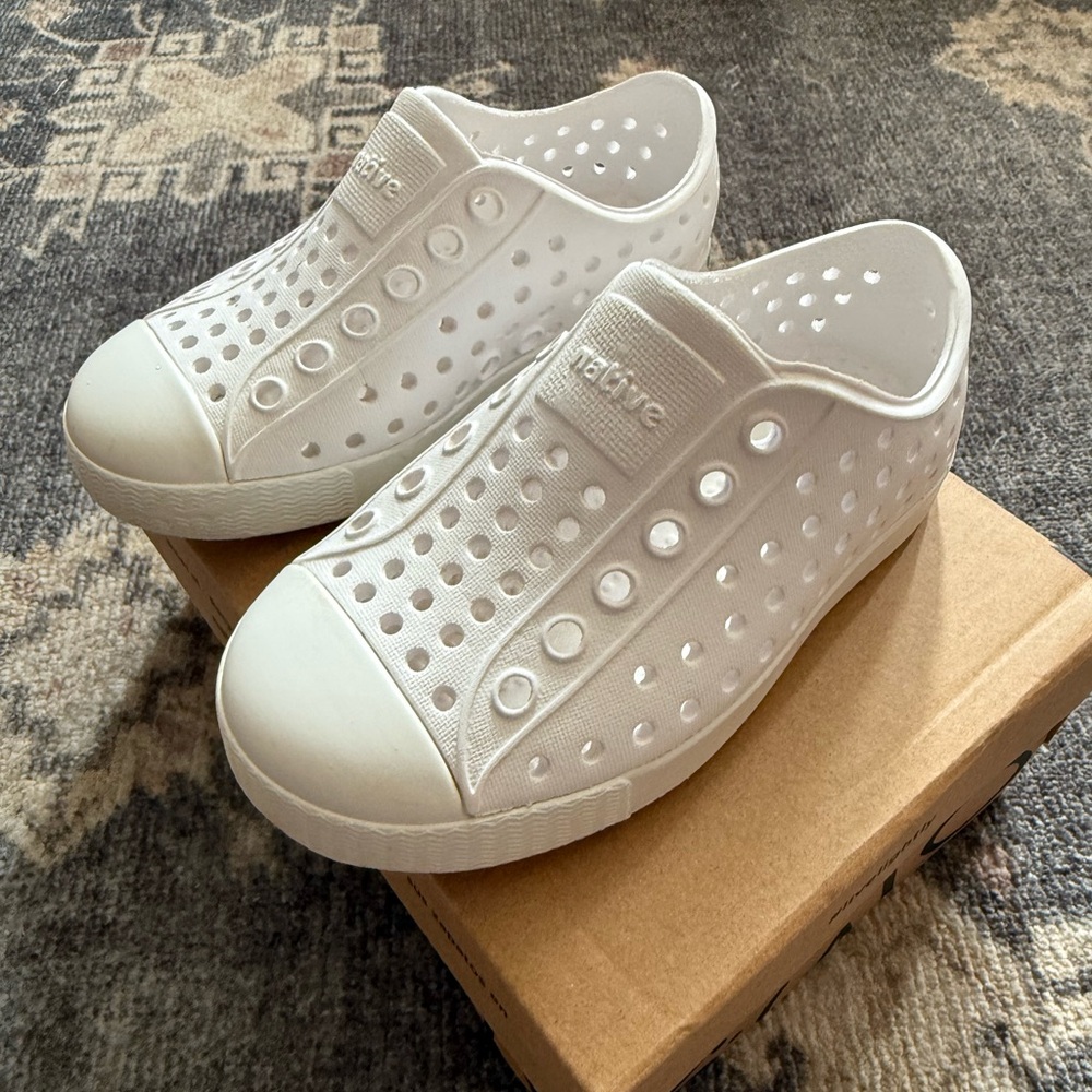 Native Jefferson Shoes - White toddler size C7